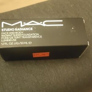 MAC Studio Radiance Foundation